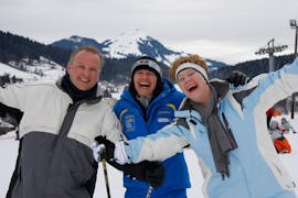 Drei glückliche Skifahrer beim privaten Skikurs für Erwachsene aller Könnerstufen mit der Skischule Aktiv in der Wildschönau.