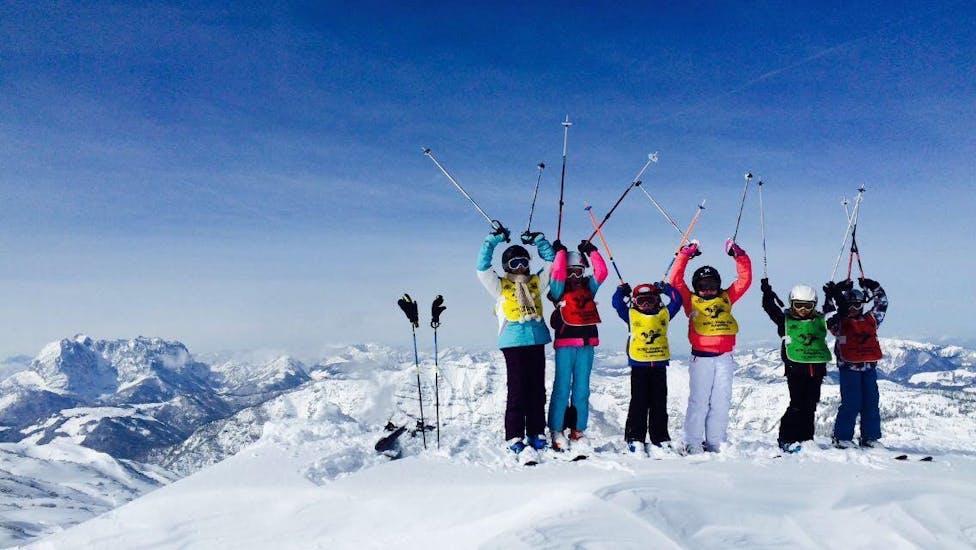 Kinder haben Spaß beim Kinder-Skikurs für Fortgeschrittene mit der Skischule Ruhpolding im Skigebiet Westernberg.