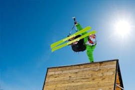 Ein Skifahrer genießt den Funpark beim Kids & Teens Club für Fortgeschrittene mit der Skischule Ruhpolding im Skigebiet Winklmoos-Steinplatte.
