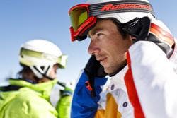 Skikurs für Erwachsene für Anfänger mit Ski- und Snowboardschule Ruhpolding Ein Mann nimmt an einem Skikurs für Erwachsene für Anfänger bei der Skischule Ruhpolding im Skigebiet Westernberg teil.