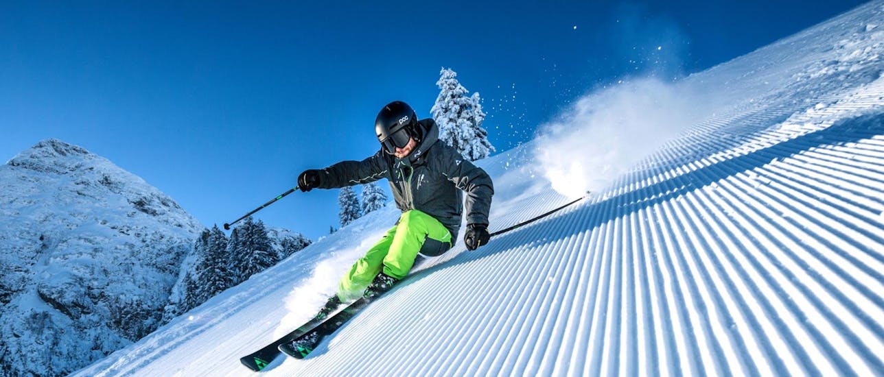 Een skiër toont zijn vaardigheden die hij heeft geleerd tijdens de volwassen skilessen voor gevorderden bij skischool Ruhpolding in het skigebied Westernberg.