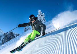 Ein Skifahrer zeigt sein Können, das er im Skikurs für Fortgeschrittene der Skischule Ruhpolding im Skigebiet Westernberg erlernt hat.  