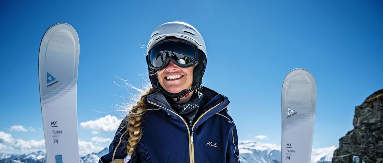 Eine Frau nimmt an einem Skikurs für Erwachsene für Anfänger bei der Skischule Ruhpolding im Skigebiet Westernberg teil.