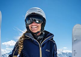 Een vrouw neemt deel aan volwassen skilessen voor beginners bij skischool Ruhpolding in het Westernberg skigebied.