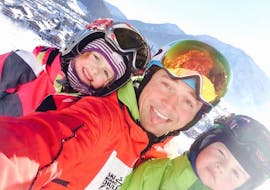 Kinderen vermaken zich met hun privéleraar tijdens enkele privé skilessen voor kinderen van alle niveaus bij skischool Ruhpolding.