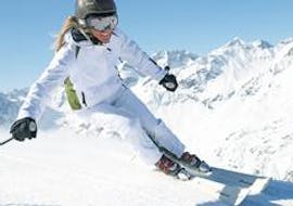 Een vrouw lacht tijdens haar privé skilessen voor volwassenen van alle niveaus bij skischool Ruhpolding.