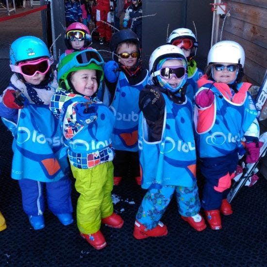 Clases de esquí para niños para debutantes.