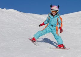Een kind skiet tijdens de skilessen voor kinderen "ochtend" voor alle niveaus bij skischool Braunlage.