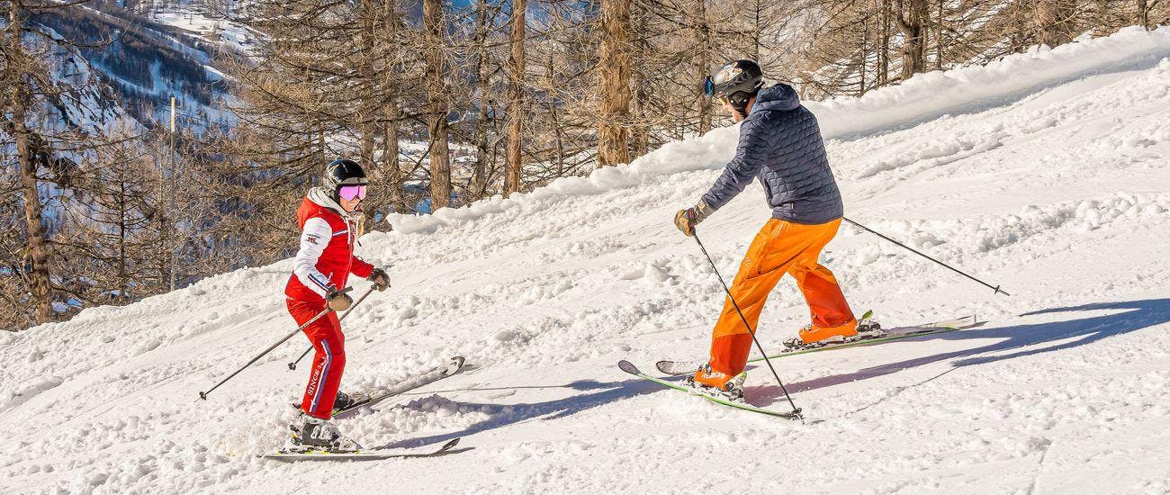 Lo sciatore adulto impara a sciare durante le lezioni private di sci per adulti - Tutti i livelli, affidandosi a un istruttore esperto di ESF Val d'Isère.