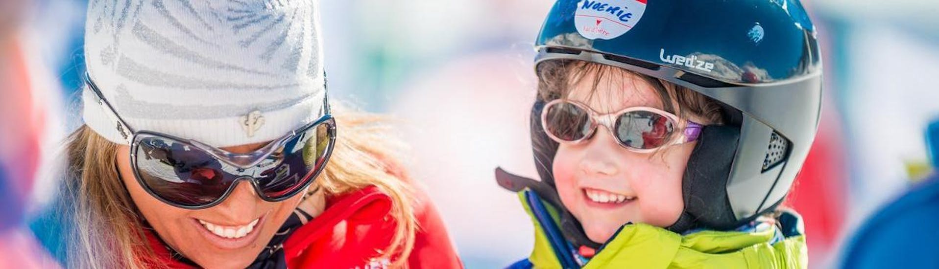 Sotto la supervisione di un istruttore di ESF Val d'Isère, un piccolo sciatore fa rapidi progressi durante le lezioni private di sci su misura per bambini - tutti i livelli.