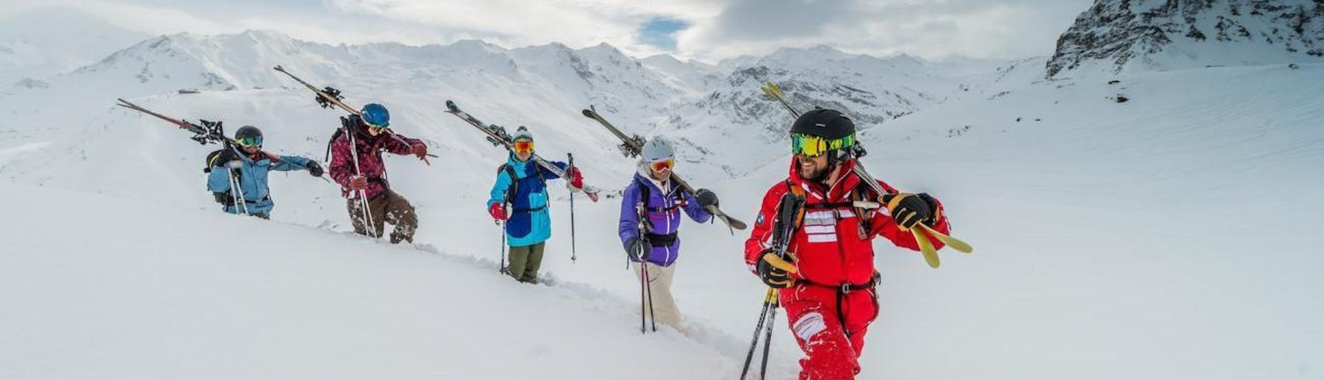 Eine Gruppe von Skibegeisterten teilt die Leidenschaft für das Skifahren abseits der Pisten während des privaten Freeride-Skikurses, während sie mit einem professionellen Skilehrer von ESF Val d'Isère die neuen Gebiete erkunden - Für alle Levels.