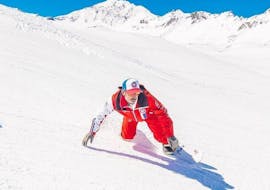 Unter der Aufsicht eines Skilehrers der ESF Skischule Val d'Isère fährt ein Snowboarder die Pisten hinunter und verbessert dabei seine Technik während des Snowboardunterrichts für Kinder und Erwachsene - Für alle Levels.