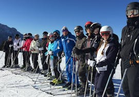 Gruppe von Erwachsenen erlernen das Skifahren in Toblach.