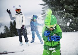 Several children have fun in the snow during their kids ski lessons for forst timers  with the Jennerkids TreffAktiv ski school.