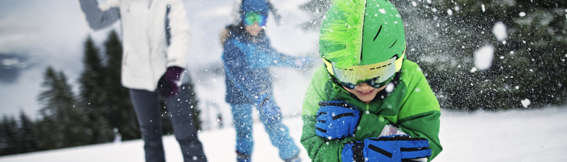 Mehrere Kinder haben während ihrem Kinder-Skikurs für Anfänger mit der Skischule Jennerkids TreffAktiv Spaß im Schnee.