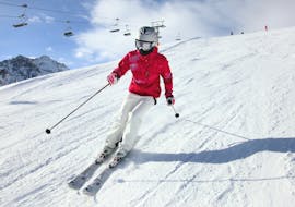 Eine Skifahrerin rast während ihrem privaten Skikurs für Erwachsene mit der Skischule Jennerkids TreffAktiv die Piste hinunter.