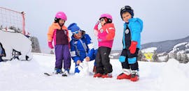 Bambini che giocano nella neve durante il junior Club con la scuola di sci Dobbiaco