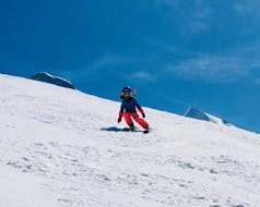 Een kind geniet van de pistes tijdens de privélessen skiën voor kinderen van alle leeftijden (vanaf 3,5/4 jaar) van de Private Ski & Snow Sports School Wengen.