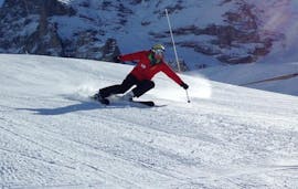 Uno sciatore si diverte sulle piste durante le lezioni private di sci per adulti di tutti i livelli della Scuola privata di sci e sport sulla neve di Wengen.