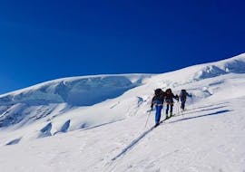 Un groupe de trois personnes profitant du guide privé de ski de randonnée pour tous les niveaux de l'école privée de ski et de sports de neige de Wengen.