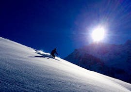 Ein Skifahrer vor dem blauen Himmel, der die Piste beim Privatunterricht für Fortgeschrittene der Privaten Ski- und Schneesportschule Wengen genießt.
