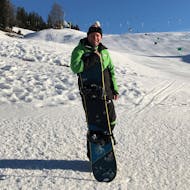 A snowboard instructor from the Tiroler Ski School Brixen am Thale at the snowboarding lessons for kids & adults for advanced snowboarders.
