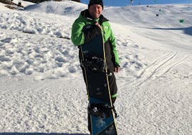 Un moniteur de snowboard de l'école de ski de Brixen am Thale lors d'un Cours de snowboard Enfants & Adultes pour Snowboardeurs avancés.