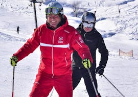 Twee skiërs tijdens hun skilessen voor volwassenen voor beginners bij skischool Jochberg in Jochberg.