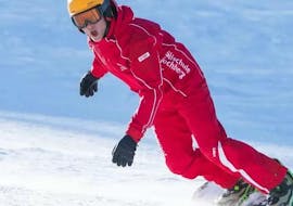 Un snowboarder pendant ses cours particuliers de snowboard pour enfants et adultes à Jochberg avec l'école de ski de Jochberg.