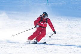 Ein Skifahrer beim privaten Skikurs für Erwachsene aller Stufen in Jochberg mit der Skischule Jochberg.