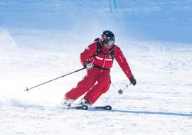 Een skiër tijdens privé skilessen voor volwassenen van alle niveaus in Jochberg bij skischool Jochberg.