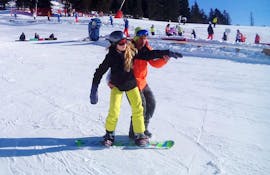 Lezioni private di snowboard per tutti i livelli e le età con Swiss Mountain Sports Crans-Montana.