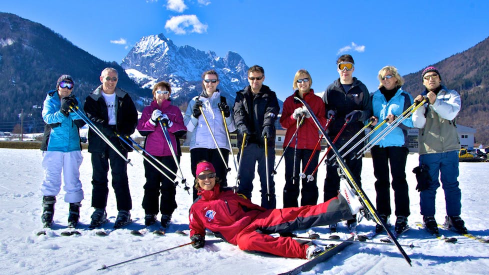 eine Gruppe Erwachsene während dem Skikurs für Erwachsene für Fortgeschrittene mit Skischule Ski Total Kirchdorf.