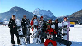 Eine Gruppe Snowboarder während ihrem Snowboardkurs für Kinder & Erwachsene aller Levels mit Skischule Ski Total Kirchdorf.