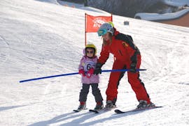 A kid and an instructor during the Private Ski Lessons for Kids for Beginners from Ski School Ski Total Kirchdorf.