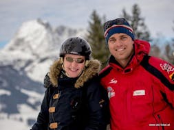 Ein privater Guide und eine Frau bei der Privaten Ski Safari in Kirchdorf mit Skischule Ski Total Kirchdorf.