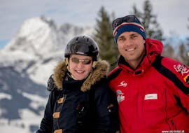 Ein privater Guide und eine Frau bei der Privaten Ski Safari in Kirchdorf mit Skischule Ski Total Kirchdorf.