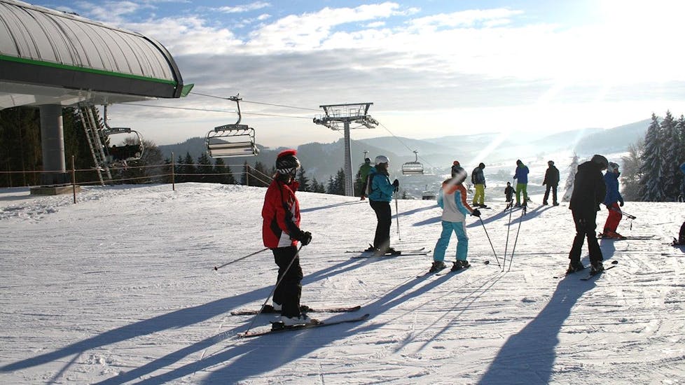 "Unter der Aufsicht eines erfahrenen Skilehrers der Skischule Snow & Bike Factory Willingen bereiten sich die Kinder auf den Unterricht Kinder Skikurs (4-12 J.) - Alle Levels - Halbtags vor. "