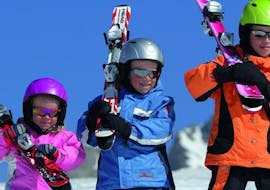 Een groep kinderen heeft veel plezier tijdens de cursus Skilessen voor kinderen (4-12 j.) - Alle niveaus - Hele Dag georganiseerd door Skischule Snow & Bike Factory Willingen.