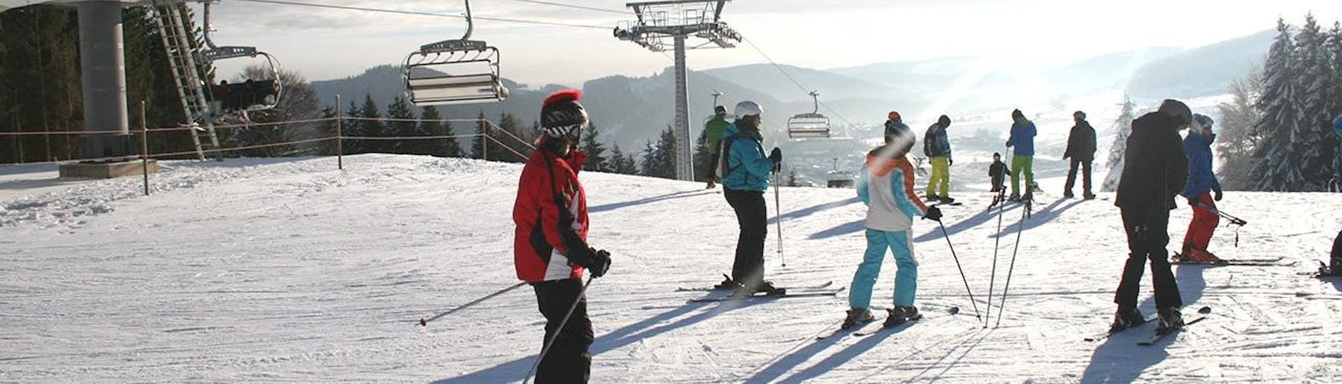 Im Rahmen des Angebots Skikurs für Jugendliche (13-17 J.) - Alle Levels - Halbtags hat eine Gruppe von Jugendlichen Spaß beim Skifahren unter der Aufsicht eines erfahrenen Skilehrers der Skischule Snow & Bike Factory Willingen.