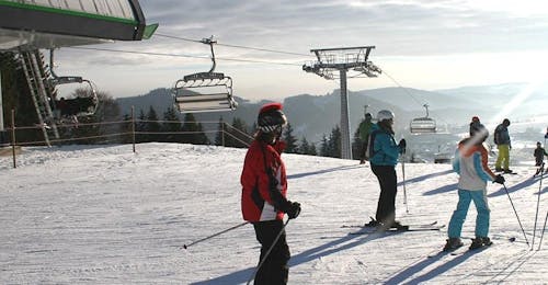 Privélessen skiën voor volwassenen van Alle niveaus met Skischool Snow & Bike Factory Willingen Een volwassen skiër krijgt de volledige aandacht van zijn skileraar tijdens de cursus Privélessen skiën voor kinderen - Alle niveaus van Skischule Snow & Bike Factory Willingen.