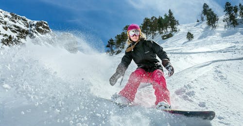 Privater Snowboardkurs für Kinder & Erwachsene aller Levels mit Skischule Snow & Bike Factory Willingen Ein Mädchen macht große Fortschritte im Rahmen des Kurses Privater Snowboardkurs für Kinder & Erwachsene - Alle Levels unter der Aufsicht eines erfahrenen Lehrers der Skischule Snow & Bike Factory Willingen.