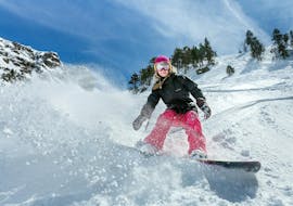 A young woman is making great progress during the Private Snowboarding Lessons for Kids & Adults - All Levels under the supervision of an experienced instructor from the ski school Skischule Snow & Bike Factory Willingen.