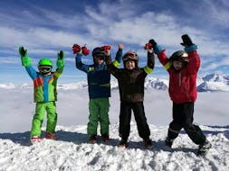 Die kleinen Skifahrer geniessen den privaten Skikurs für Kinder mit der Schweizer Skischule Zweisimmen.
