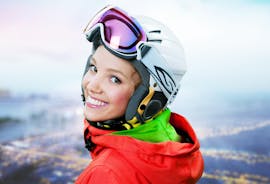 Eine Frau verbessert ihr Können im privaten Skikurs für Erwachsene aller Levels bei der Schweizer Skischule Zweisimmen.