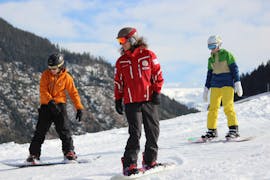 Snowboarders are learning the basics during snowboarding lessons for all levels with Swiss Ski School Zweisimmen.