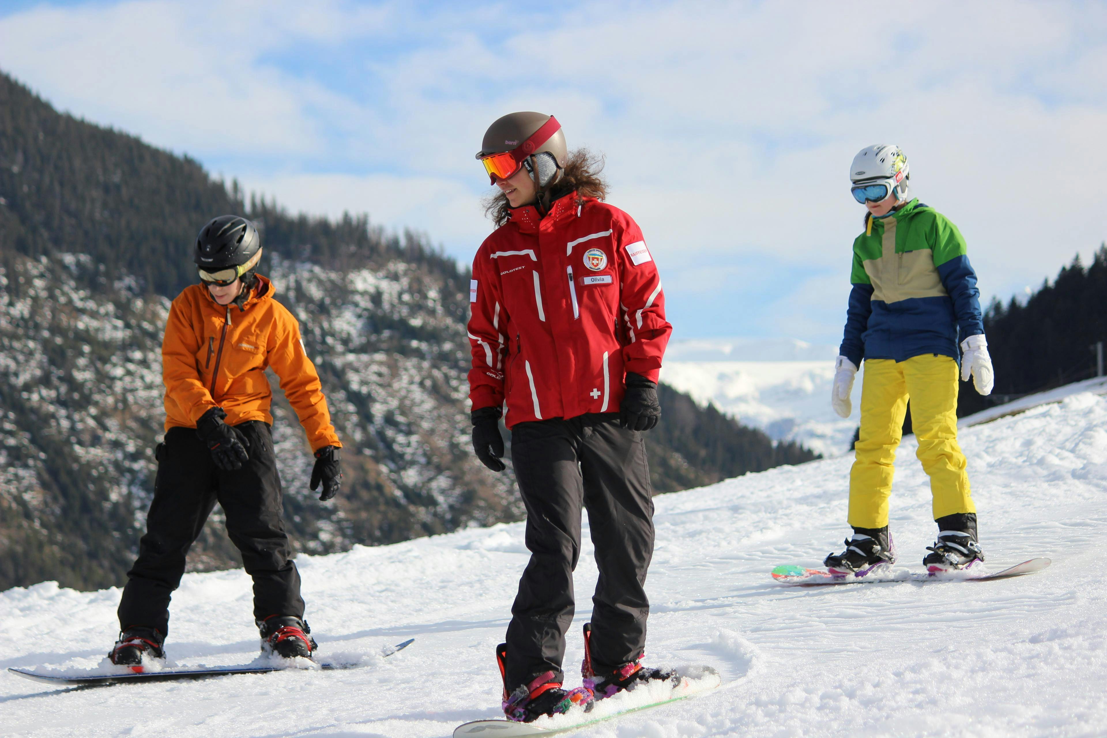 Cours de snowboard (dès 7 ans) pour Tous niveaux avec École Suisse de Ski de Zweisimmen Les snowboarders apprennent les bases pendant des cours de snowboard pour tous les niveaux avec l'école de ski suisse de Zweisimmen.