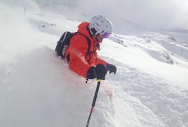 Ein Skifahrer fährt durch den Schnee während eines privaten Skikurses für Erwachsene aller Stufen mit der Skischule Pettneu in St. Anton.