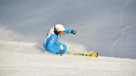Un skieur dévale la pente pendant les cours particuliers de ski pour Adultes de l'école de ski Silvaplana Top Snowsports.