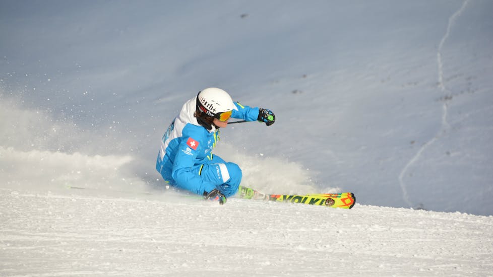 Een skiër raast de piste af tijdens de privé skilessen voor volwassenen bij skischool Silvaplana Top Snowsports.